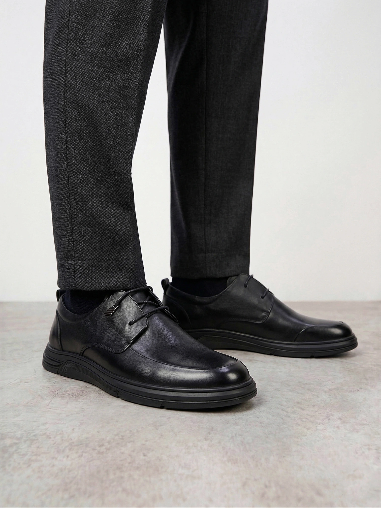 Туфли-дерби черного цвета со шнуровкой